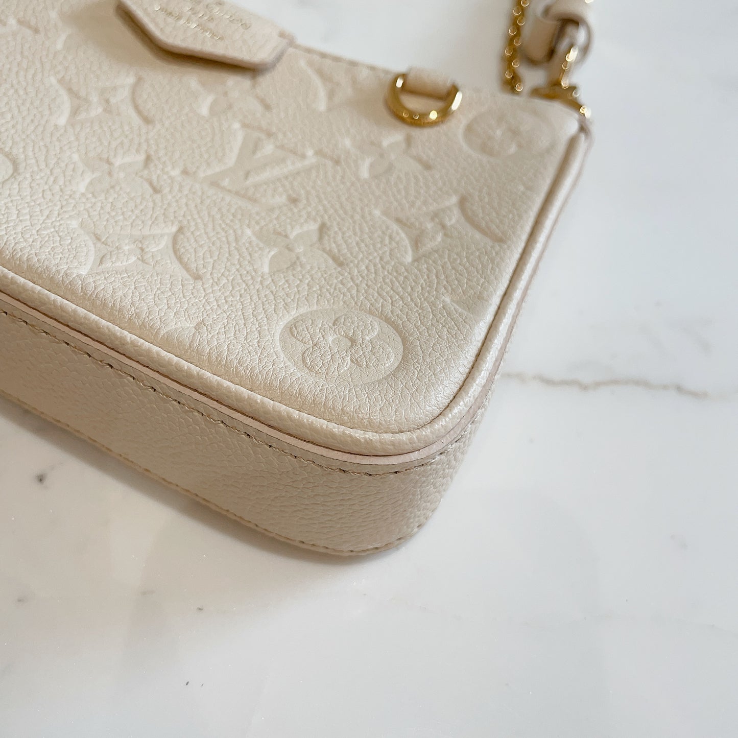 LV Easy Pouch On Strap In Creme