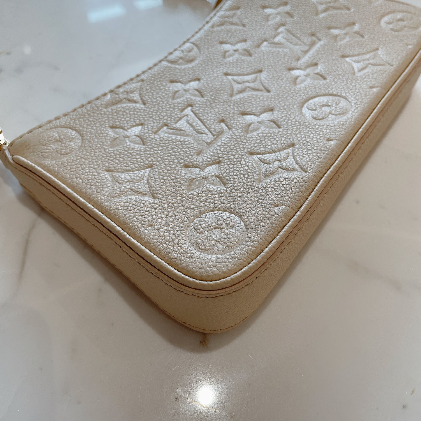 LV Easy Pouch On Strap In Creme
