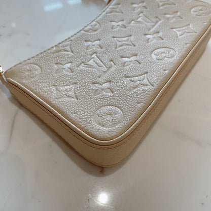LV Easy Pouch On Strap In Creme