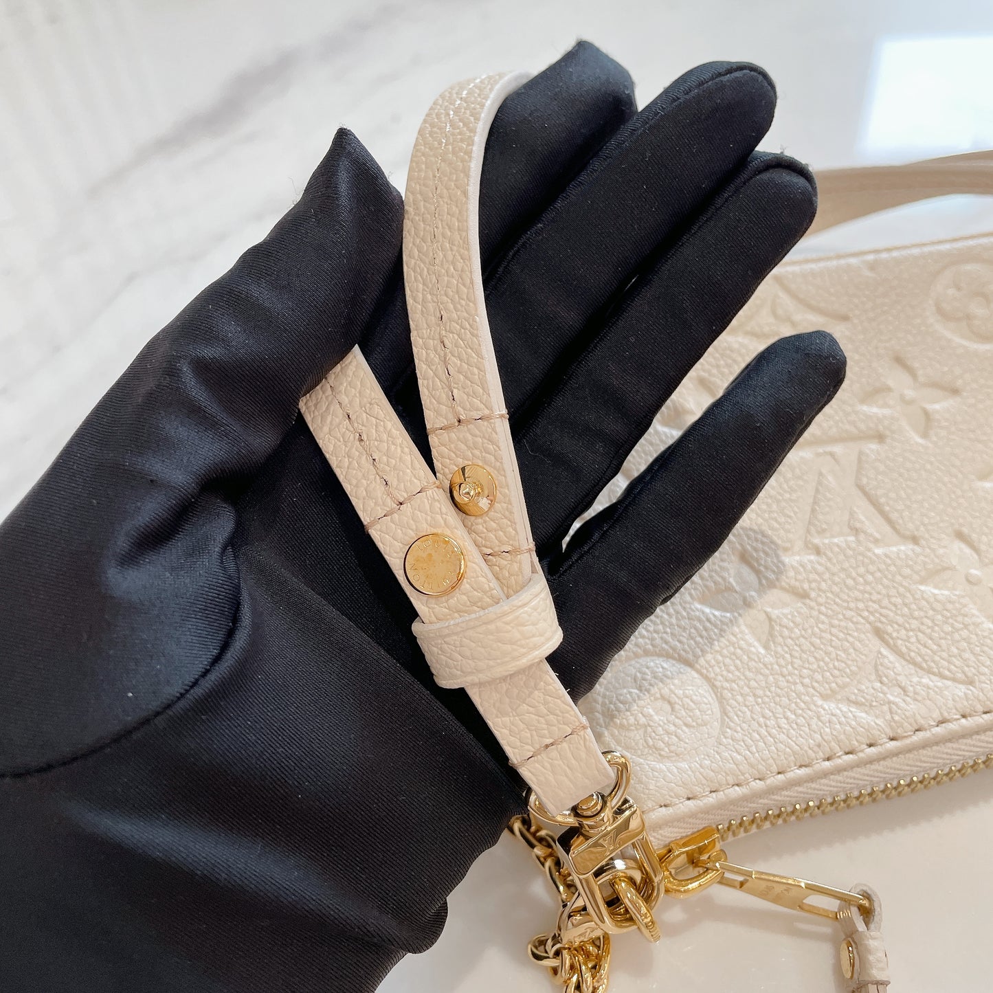 LV Easy Pouch On Strap In Creme