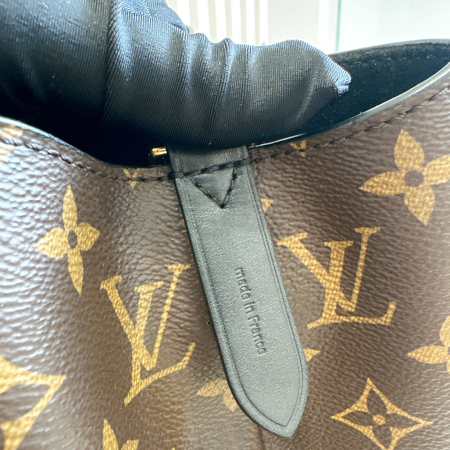 LV Monogram Neo Noe MM in Black