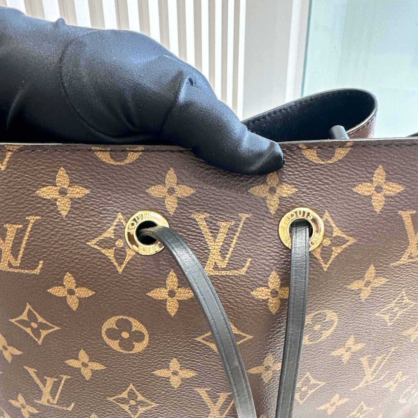 LV Monogram Neo Noe MM in Black
