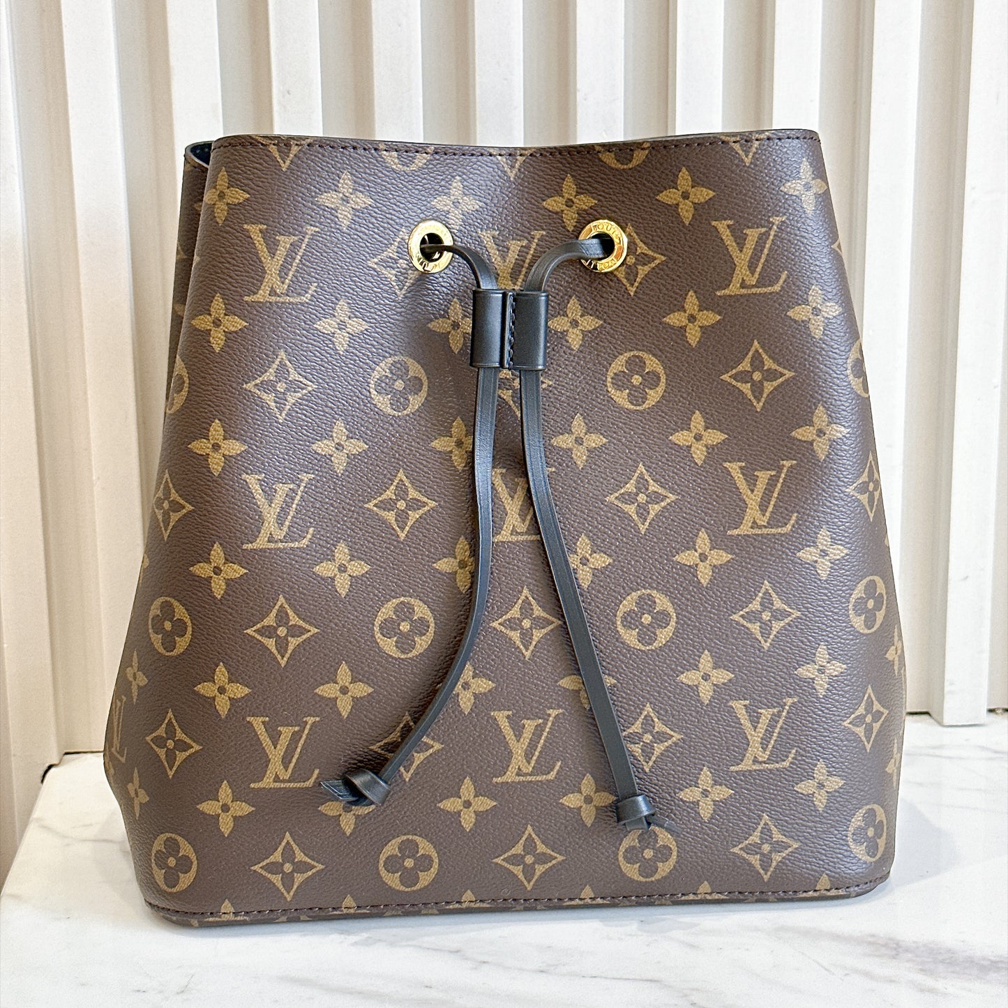LV Neo Noe MM in Black