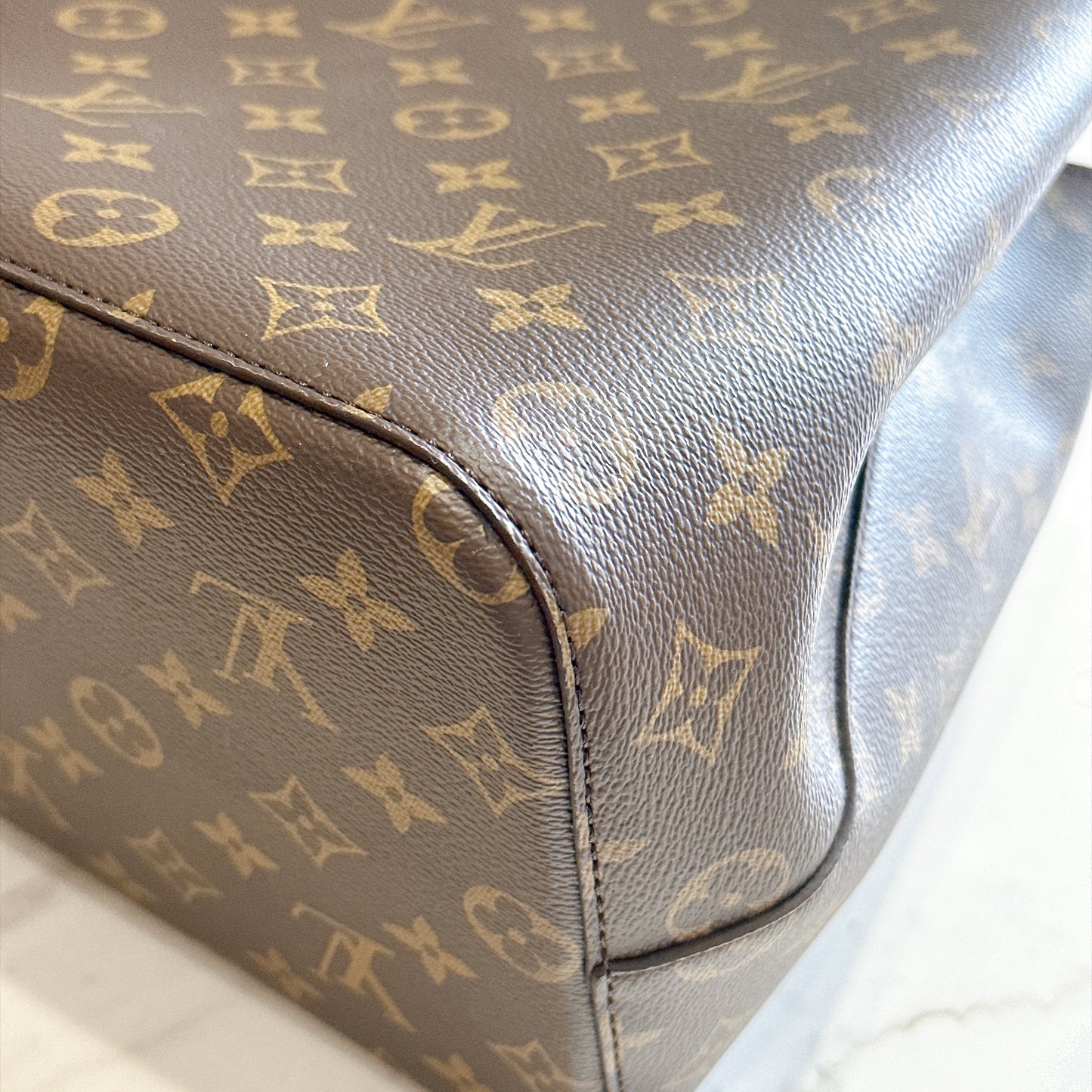 LV Neo Noe MM in Black