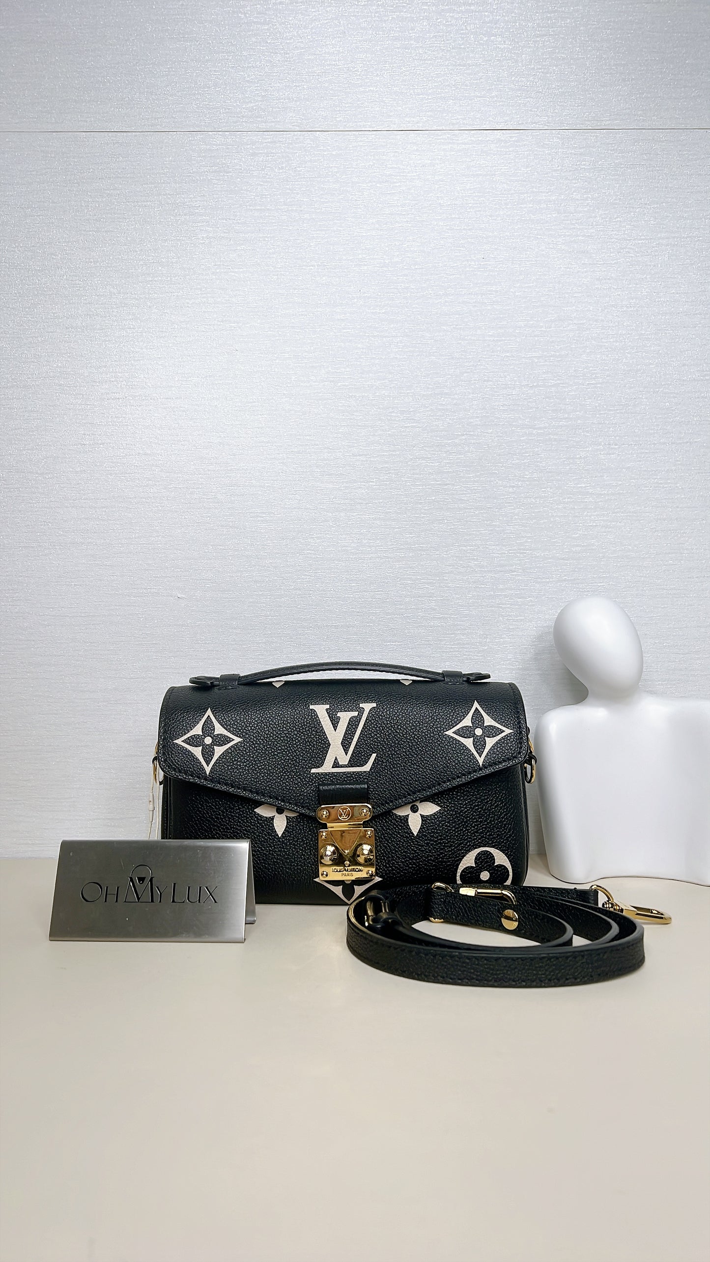 LV Pochette Metis East West in Black/Creme