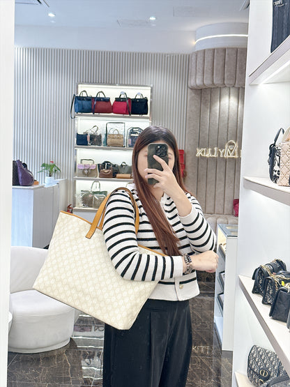Gucci Supreme GG Tote in White