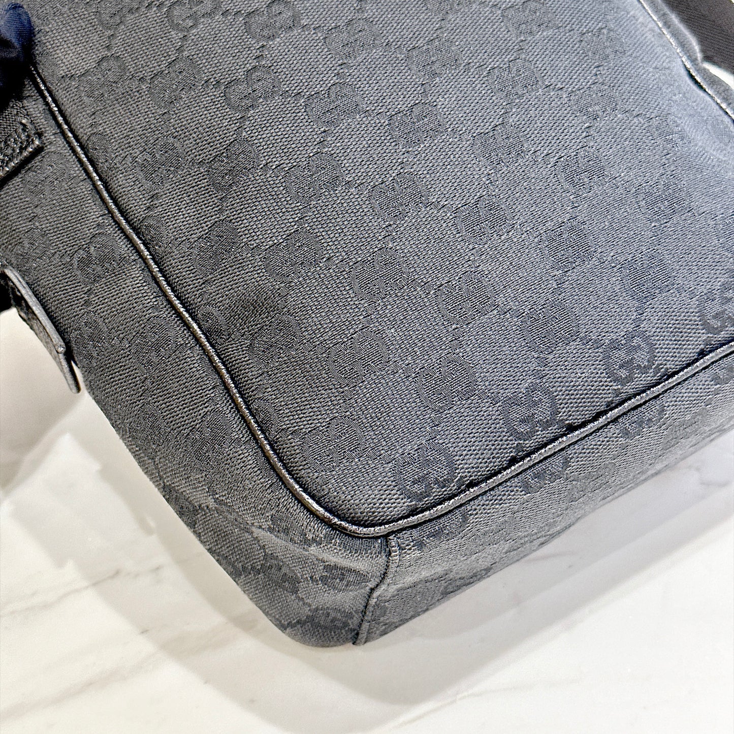 Gucci GG Canvas Crossbody Bag Black (Pig Skin)