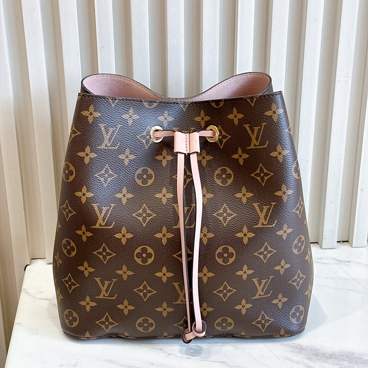 LV Neo Noe MM in Pink