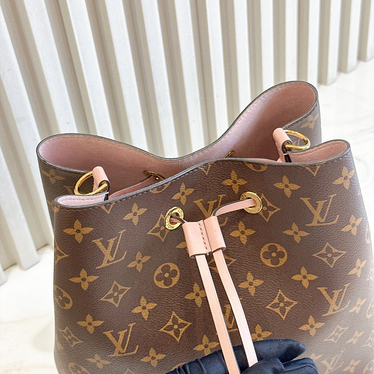 LV Neo Noe MM in Pink